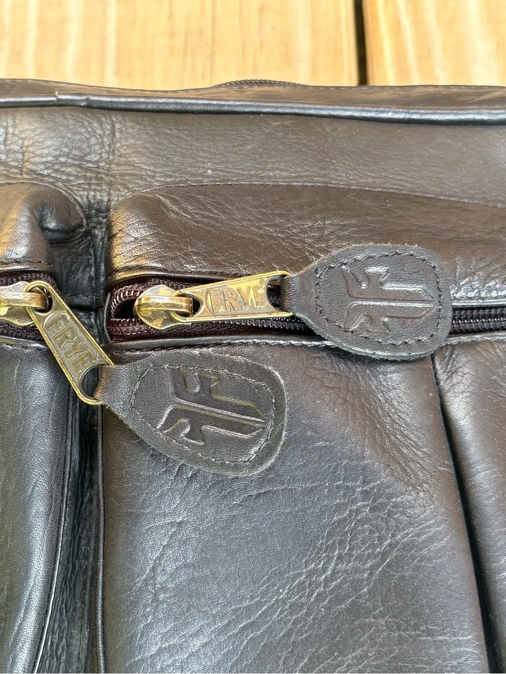 Frye compact black